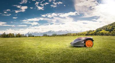 Robot-tondeuse sur une grande aire de gazon